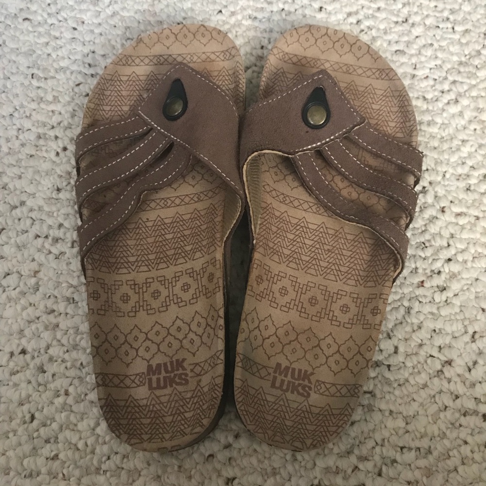 Mukluks thong sandals. Brown. Size 8